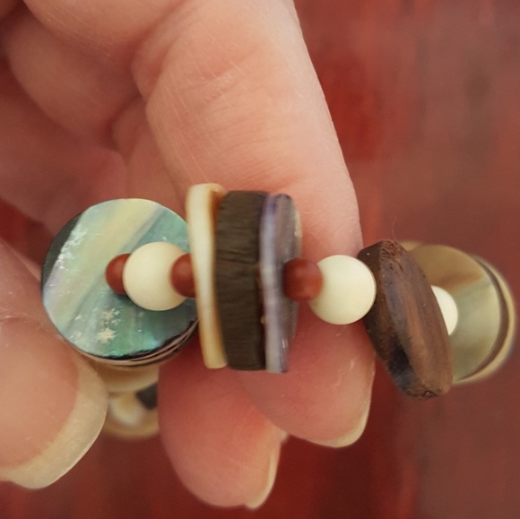 26" Shell & wood bead necklace pre owned - Picture 4 of 7
